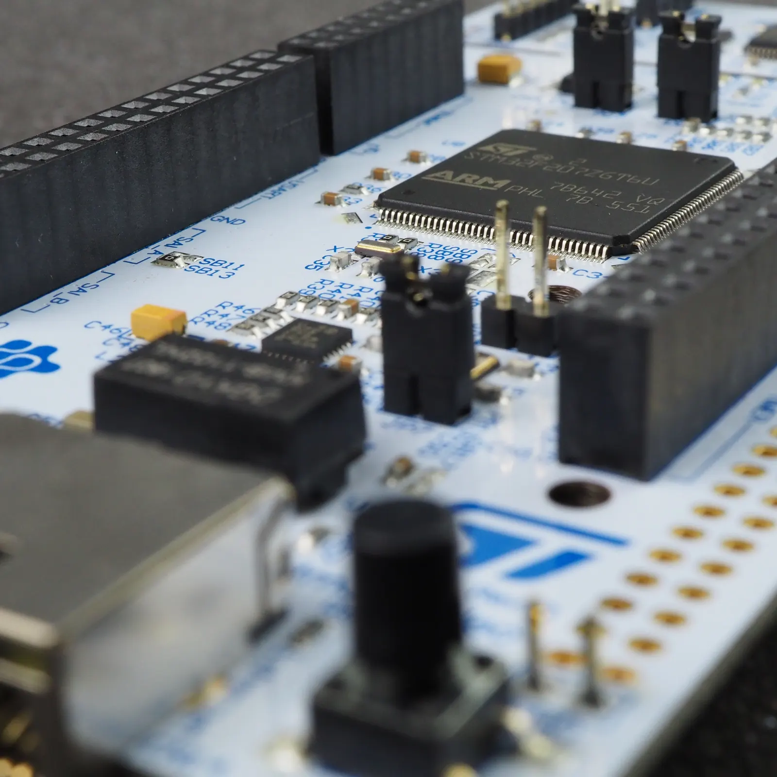 Bestückte Steuerplatine mit MCU, Steckern und Ethernet