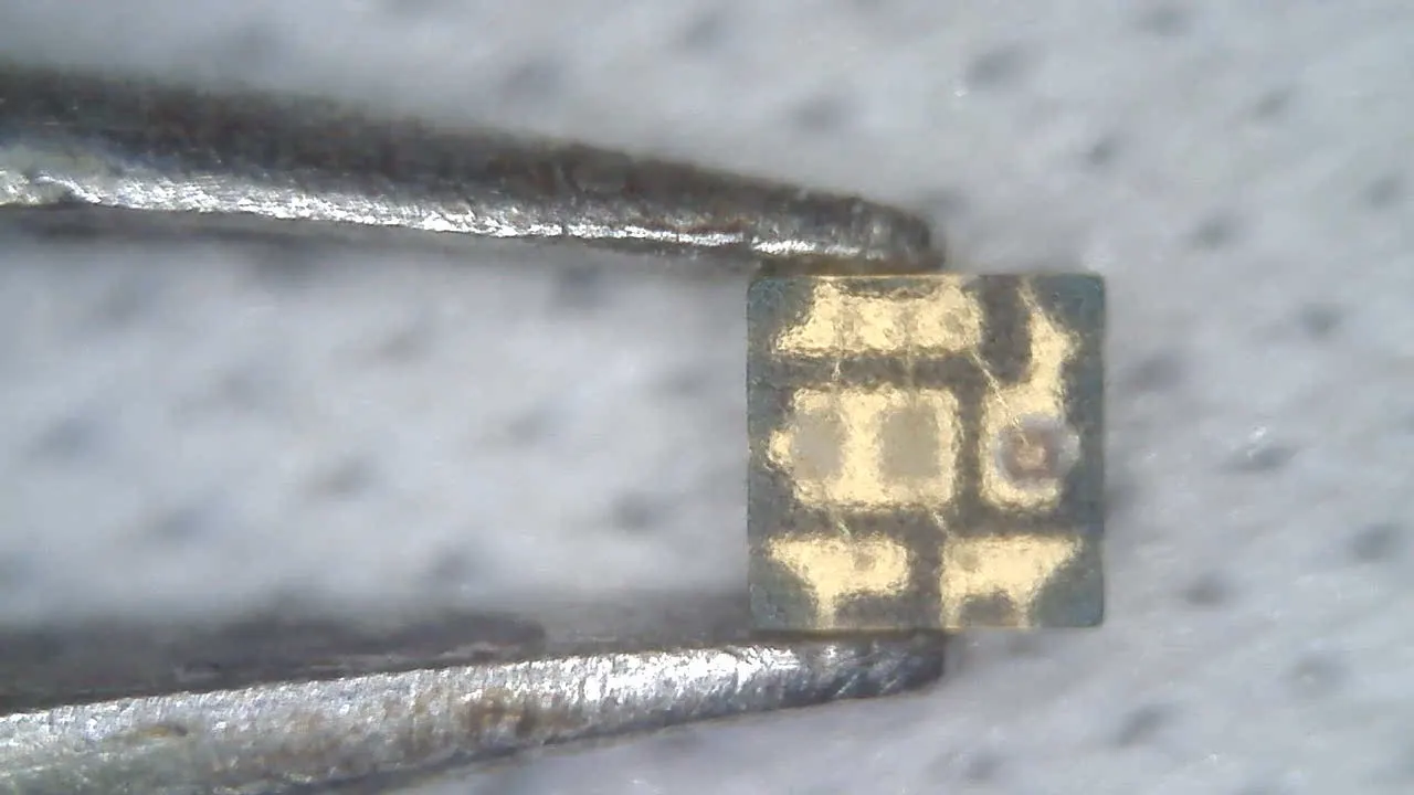 Miniatur-HF-Modul unter der Pinzette